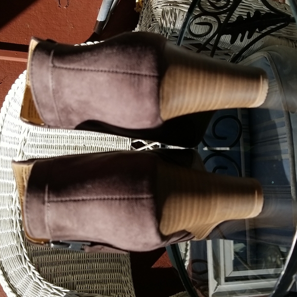 Cute pair of bootie! - Picture 3 of 4